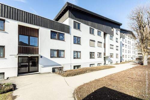 Blick auf den Hauseingang - 4 Zimmer Etagenwohnung in Lenggries