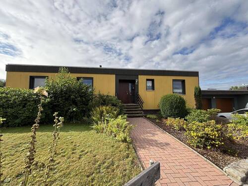 Wohnhaus und Zugang - Einfamilienhaus mit 150,00 m&sup2; in Oberviechtach zum Kaufen