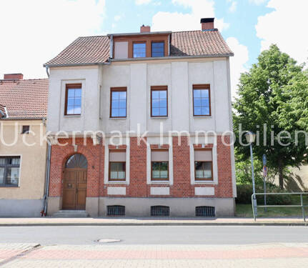 Hausansicht - Mehrfamilienhaus mit zwei WE in Lychen - Seeblick inklusive