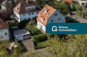 Titelbild mit Banner - Großzügiges MFH mit großem Grundstück in begehrter Lage
