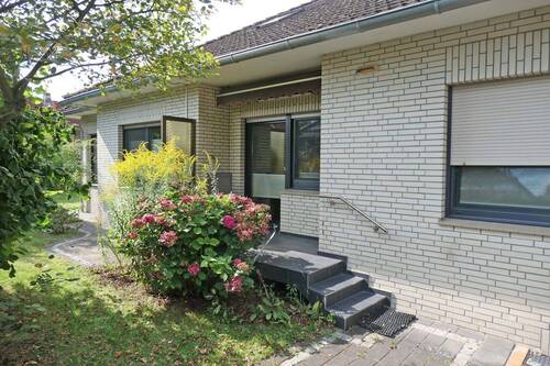 S-O Ansicht mit Terrasse vor der Küvhe - 