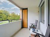 Überdachter Balkon mit Blick ins Grüne - 