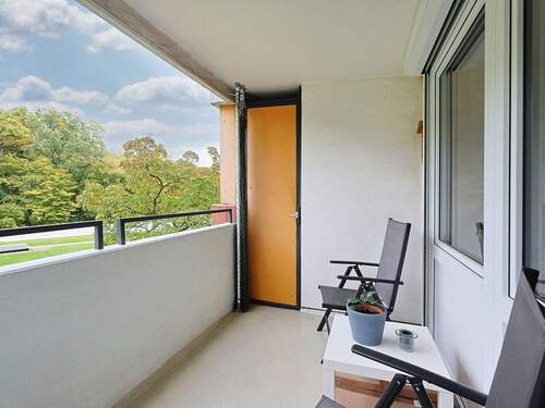 Überdachter Balkon mit Blick ins Grüne - 