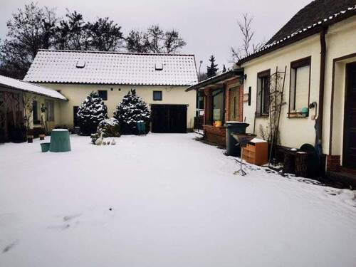 Ansicht Hof Richtung Straße - Verträumter kleiner Dreiseitenhof bei der Stadt Bernsdorf