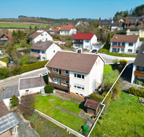 Vollunterkellertes Zweifamilienhaus mit großem Garten & 2 Garagen in Trautskirchen