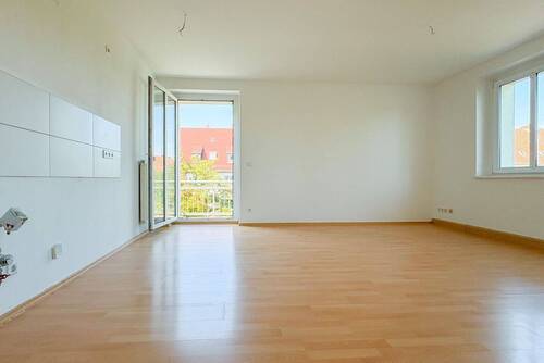 Wohnzimmer mit offner Küche - 2 Zimmer Etagenwohnung zur Miete in Zwickau