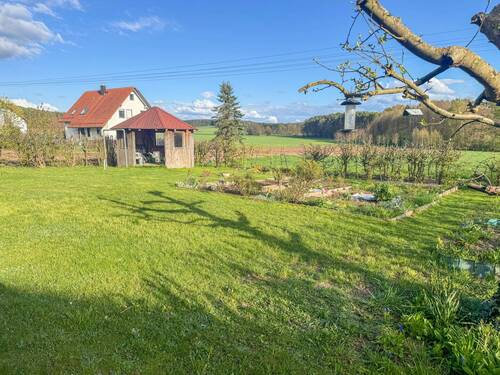 Gartenansicht - 1 Zimmer Mehrfamilienhaus, Wohnhaus in Hahnbach