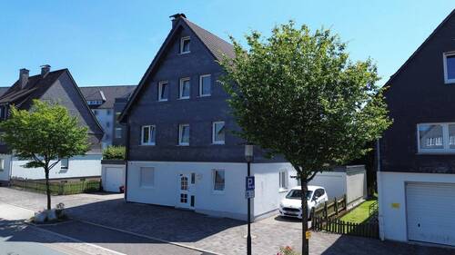 Eingangsseite & Garagen - Immobilien-Perle in Winterberg - Freistehendes, gepflegtes Mehrfamilienhaus !