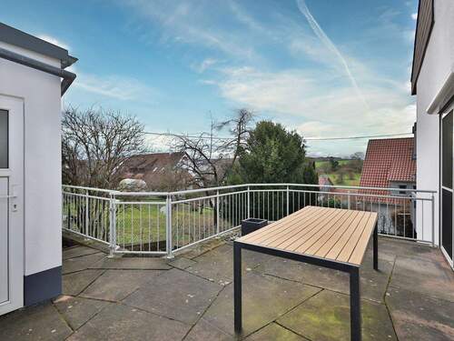 EG: Terrasse mit Zugang zum Wohn/Essbereich - 