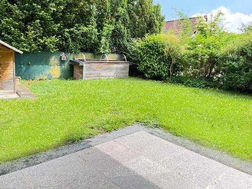 Terrasse und Spielfläche - 