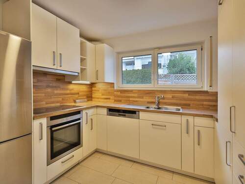 EG: Moderne Küche mit Einbaugeräten - 