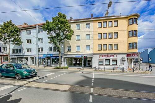 Hausansicht - 2,5 Zimmer - Balkon - renoviert - zentrale Lage direkt am Rathaus
