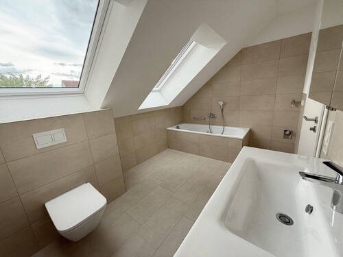 Badezimmer mit Badewanne - 