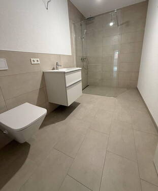 Gästebad mit Dusche - 