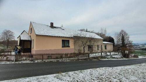 Straßenansicht - Wohnen im Grünen nahe Weischlitz!