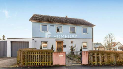 Außenansicht 1 - Familienfreundliches Einfamilienhaus mit 7 Zimmern und zwei Garagen in Gaibach