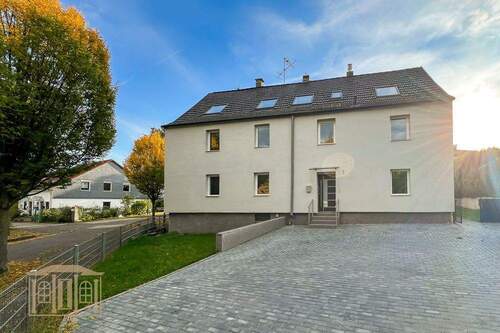 Vorderseite mit Hof - 1 Zimmer Einfamilienhaus zum Kaufen in Remscheid