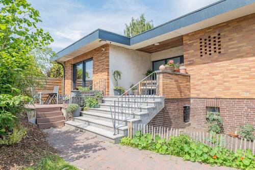 Eingang - Moderner Wohntraum auf großzügigem Eckgrundstück - stilvoller Flachdachbungalow in Drochtersen