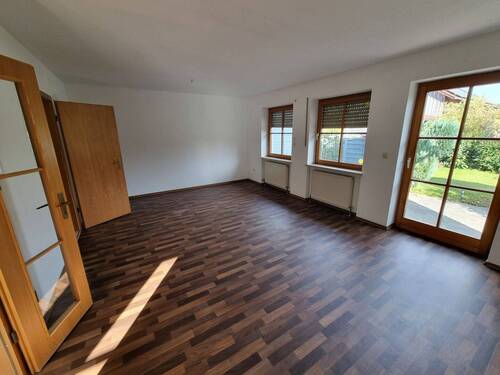 Helles, einladendes Wohnzimmer - 5 Zimmer Doppelhaushälfte zum Kaufen in Atting