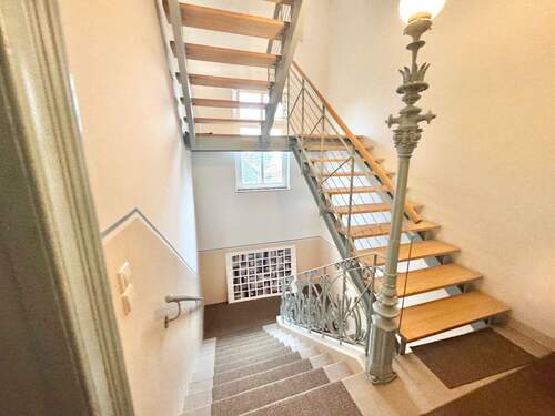 Treppenhaus - 4 Zimmer Etagenwohnung zum Kaufen in Dresden