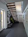 Flur mit offener Treppe - 