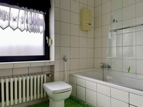 Bad mit Wanne (OG) - 