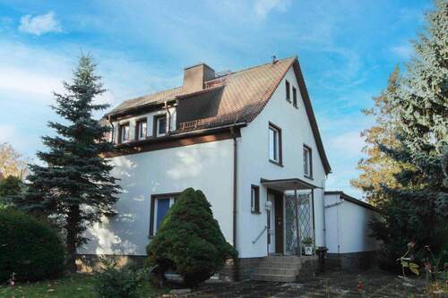 Hauseingang - Charmantes Einfamilienhaus mit gehobener Ausstattung, großem Garten & Wintergarten