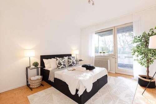 helles Schlafzimmer - Einfamilienhaus mit 193,30 m&sup2; in Wiesbaden zum Kaufen