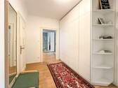 großzügige Diele inkl. Einbauschrank - 