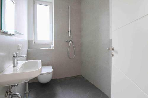 Gäste-WC mit Dusche - 