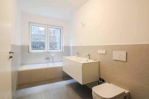 Badezimmer UG mit Wanne und Dusche - 