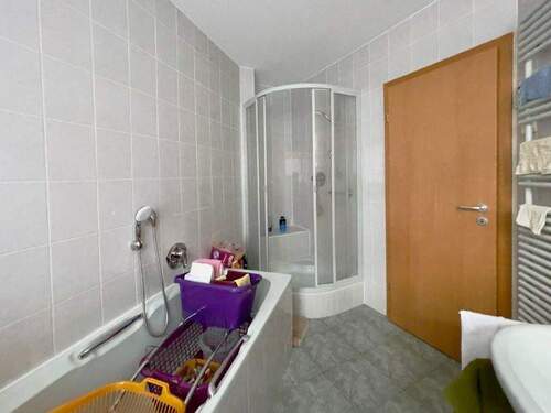 Wannenbad mit Dusche - 