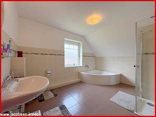 Badezimmer im Dachgeschoss - 