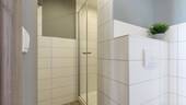 Das gepflegte Badezimmer mit Dusche in der Fewo1 - 