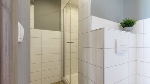 Das gepflegte Badezimmer mit Dusche in der Fewo1 - 