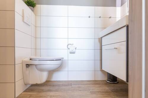Das gepflegte Badezimmer in der Fewo1 - 