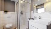 Das helle Badezimmer mit Fenster in der Fewo2 - 