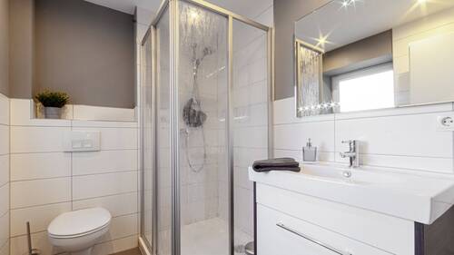 Das helle Badezimmer mit Fenster in der Fewo2 - 