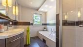 Das gepflegte Badezimmer mit Fenster - 