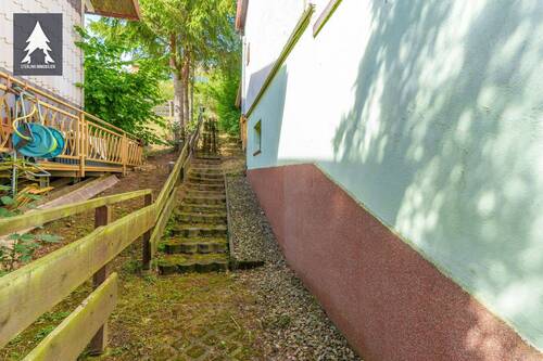 Treppe zum Schuppen und Parkplatz - 