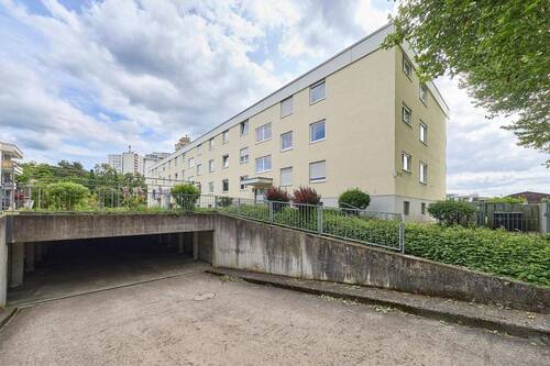 Einfahrt zu den Garagen - 