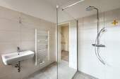 Bad mit großer Dusche - Etagenwohnung mit 120,00 m&sup2; in Erfurt / Löbervorstadt zur Miete