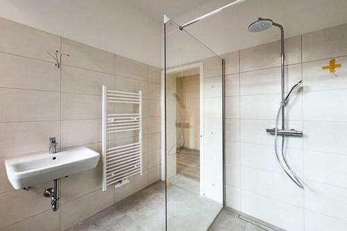 Bad mit großer Dusche - Etagenwohnung mit 120,00 m&sup2; in Erfurt / Löbervorstadt zur Miete
