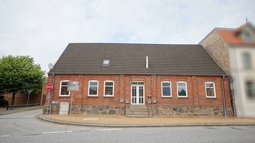 Ansicht von der Straße - 8 Zimmer Mehrfamilienhaus, Wohnhaus zum Kaufen in Neukloster