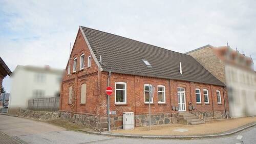 Ansicht seitlich - 8 Zimmer Mehrfamilienhaus, Wohnhaus in Neukloster
