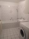 Badezimmer mit Waschmaschine - 