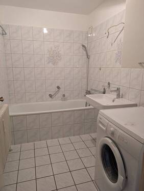 Badezimmer mit Waschmaschine - 