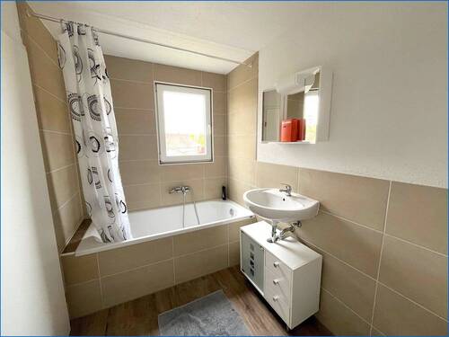Bad mit Wanne, DG - 