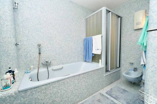 Badezimmer mit Dusche und Wanne - 