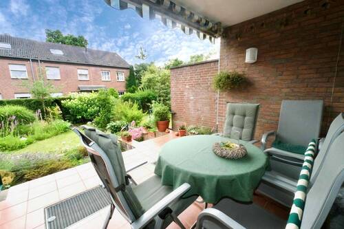 Terrasse mit Blick auf den Garten - Reihenmittelhaus mit 120,00 m² in Neuss zum Kaufen